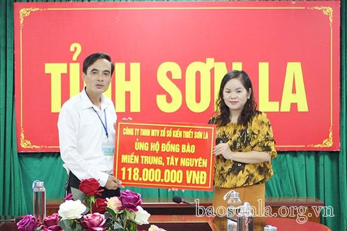 Công ty TNHH MTV Xổ số kiến thiết Sơn La ủng hộ đồng bào các tỉnh miền Trung, Tây Nguyên khắc phục thiệt hại do lũ lụt.