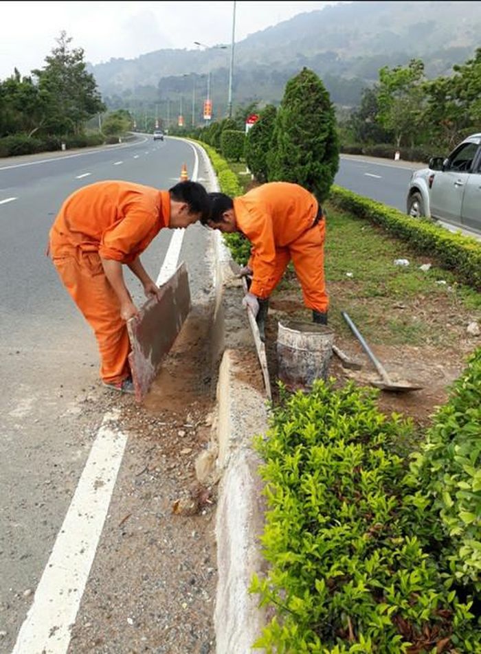 Đơn vị đầu tư tuyến cao tốc Liên Khương - Prenn đi "vá" dải phân cách tại các điểm bị dân phá để mở đường...