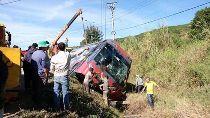 Vụ tai nạn xảy ra khi xe khách phải đột ngột né xe ben chạy băng qua cao tốc Liên Khương- Prenn