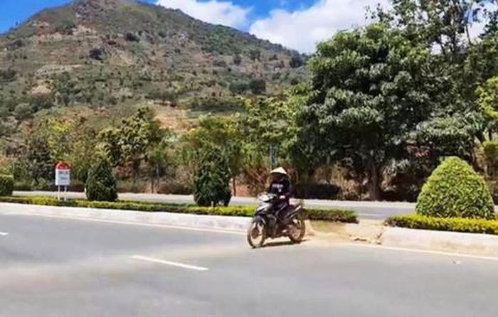 Người dân phá dải phân cách, chạy xe máy băng qua cao tốc rất nguy hiểm