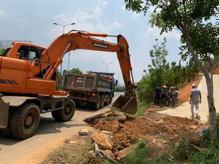 Có khi người dân cản trở việc làm hàng rào nối vào đường cao tốc