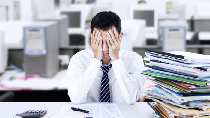 Stress, làm việc quá sức… có thể dẫn đến rối loạn lo âu (Ảnh minh họa)