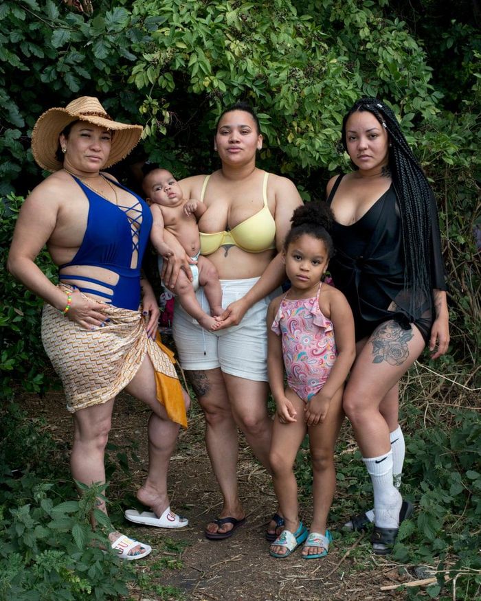  Ba thế hệ của gia đình Diaz dành một ngày ở bên sông. Quê quán của họ ở Medellín, Colombia. 