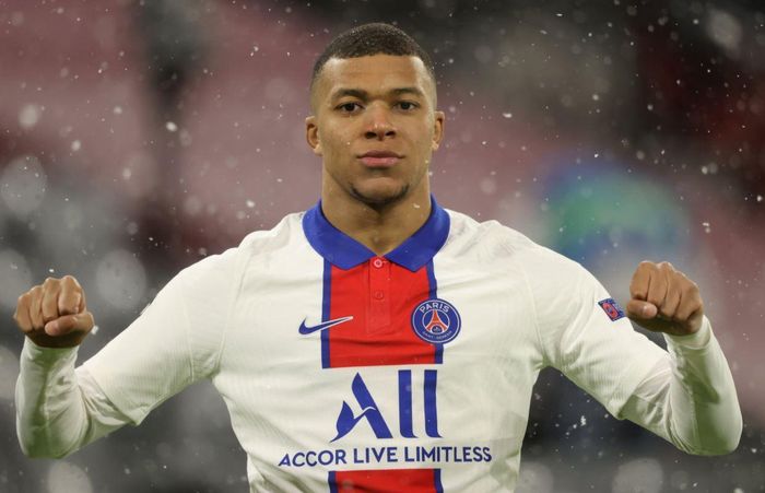  Mbappe đã có 8 pha lập công tại Champions League mùa này, thành tích tốt nhất với một cầu thủ Pháp ở đấu trường danh giá nhất lục địa già, ngang với Wissam Ben Yedder (mùa 2017/18) và David Trezeguet (mùa 2001/02). Sau 43 lần ra sân ở cúp châu Âu, Mbappe đã góp dấu giày trong 42 bàn (27 bàn, 15 kiến tạo), con số quá ấn tượng với một cầu thủ 22 tuổi. 