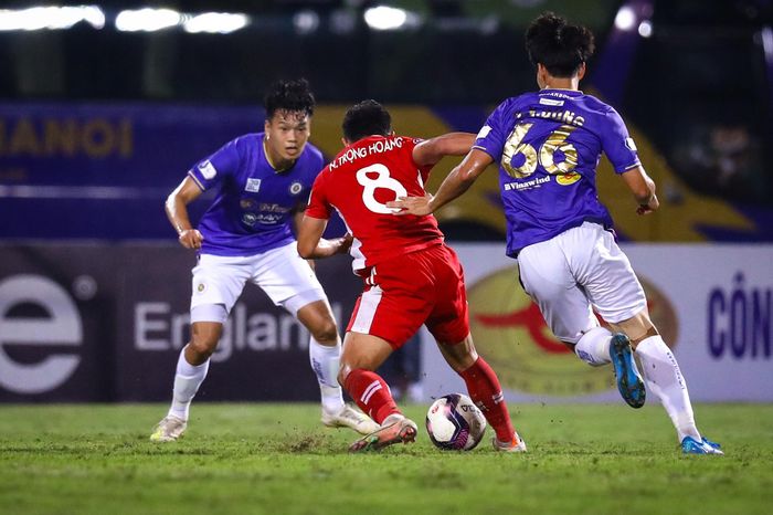  Xuyên suốt trận đấu, Trọng Hoàng luôn duy trì được thể lực, khả năng tranh chấp. Đối thủ đều là các tuyển thủ quốc gia trẻ trung, sung mãn, nhưng họ vẫn không thể ngăn cản người đàn anh hơn 30 tuổi. 