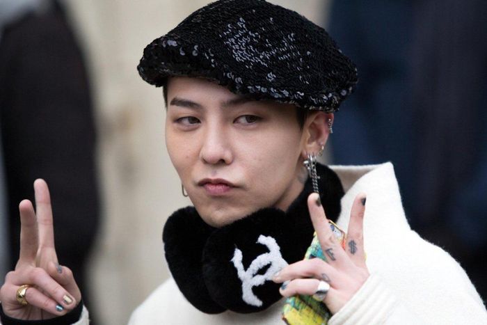 Xu hướng làm đẹp cho móng được nhiều sao nam lăng xê như G-Dragon, Bobby (iKon), Sehun... Tại Việt Nam, rapper Karik, Wowy, Dế Choắt... cũng từng xuất hiện với bộ móng tay được sơn màu. Ảnh: SCMP, KissAsian.