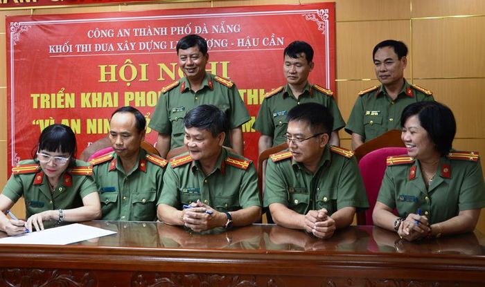 Đại tá Trần Đình Chung chứng kiến các đơn vị trong Khối ký kết thực hiện các nội dung chương trình thi đua.