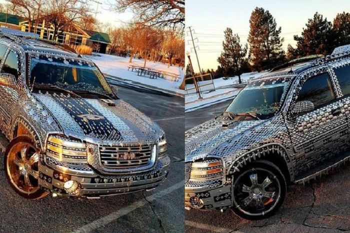 Lý do là vì chủ nhân của chiếc GMC Envoy độ crom này đã quá lạm dụng vật liệu crôm sáng để làm đẹp cho chiếc xe.