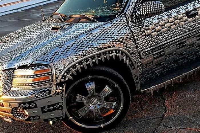 Chủ xe hẳn là một người thích sự nổi bật vì chiếc GMC Envoy độc nhất vô nhị này đã thành công thu hút sự chú ý của mọi người mỗi khi xuất hiện trên đường