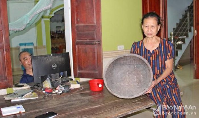 Bà Nguyễn Thị Hoa - em dâu, là người trực tiếp chăm sóc ông Giáp bên chiếc thúng do ông Hồ Sỹ Giáp đan cách đây 20 năm. Ảnh: Thanh Quỳnh