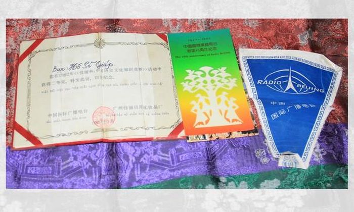 Giấy chứng nhận đạt giải Nhì cuộc thi "Tìm hiểu về lịch sử và văn hóa Trung Quốc "do Đài Phát thanh Bắc Kinh tổ chức vào năm 1991 được gửi về từ Bắc Kinh của ông Giáp.