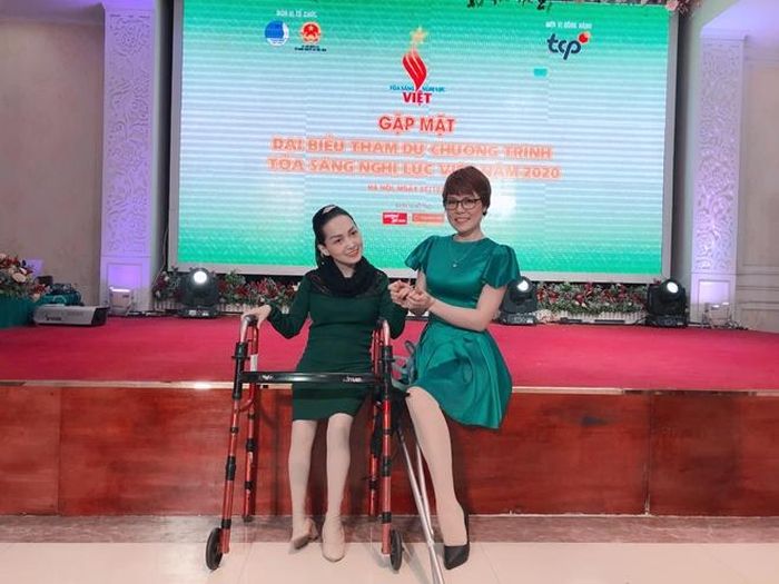 Bế Thị Băng (bên phải) và Trần Trà My là những tấm gương giàu nghị lực.