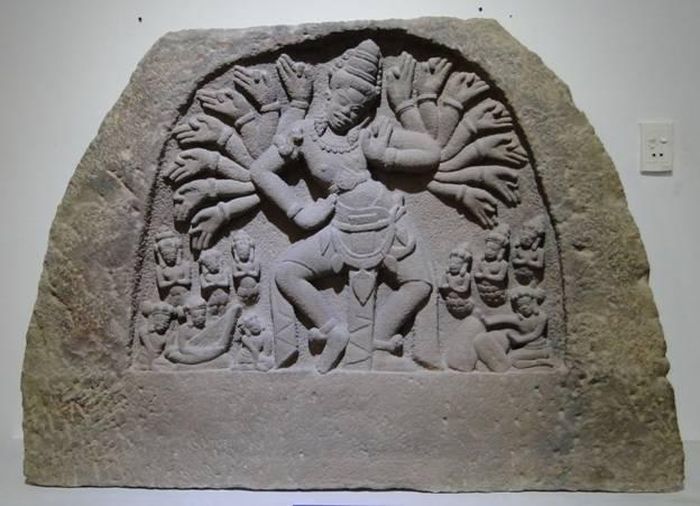 Thần Siva múa Phong Lệ, thế kỷ 10, chất liệu sa thạch. Trưng bày tại Bảo tàng Điêu khắc Chăm Đà Nẵng. Ảnh Trần Kỳ Phương.