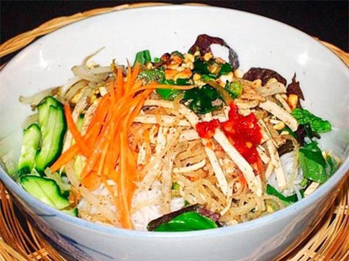  Một bát bún bì sẽ gồm 4 tầng: rau, bún, thịt (nem nướng, thịt nướng) và một chút đồ chua, đậu phộng giã dập được chan ngập trong nước mắm. Người ăn sẽ bị hấp dẫn bởi những cọng bì vàng ươm, thơm, thịt chọn làm bì phải là loại nạc đùi, ướp gia vị đều và ram cho thơm lừng. Ảnh: Internet.