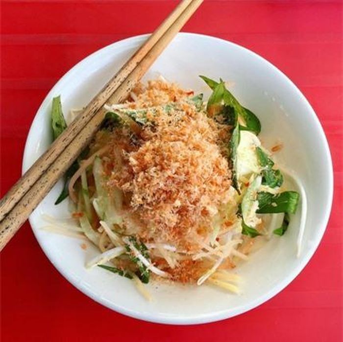  Bún nhâm: Ngoài bún kèn, Kiên Giang còn có món bún nhâm thu hút thực khách. Bún nhâm cũng dùng nhiều nguyên liệu giống như bún kèn nên hai món này thường được bán cùng nhau. Thế nhưng, điểm khác biệt của bún nhâm lại nằm ở chỗ, nó được trộn khô và ăn kèm rau sống, chà bông tôm cùng nước mắm pha chua ngọt.