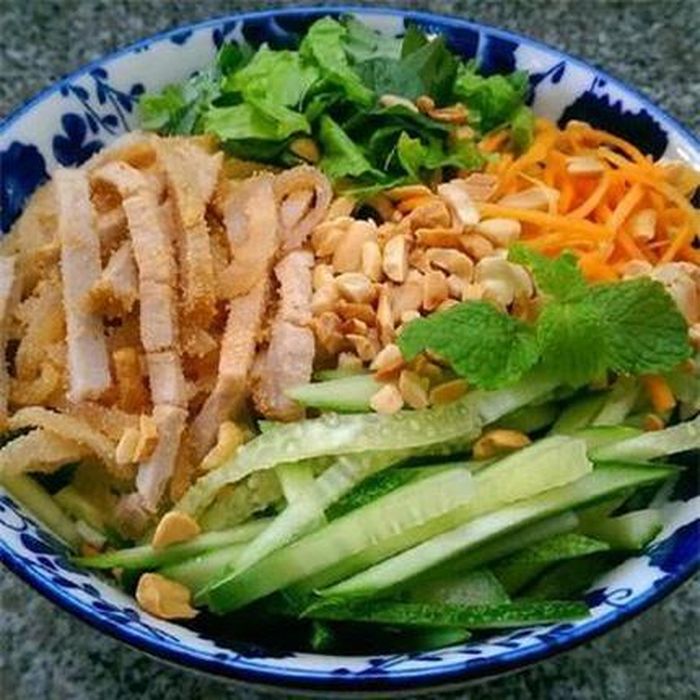  Bún bì: Nếu đến miền Tây bạn không thưởng thức món bún bì thì quả thật là một thiếu sót. Điểm hấp dẫn của bún bì không chỉ nằm ở bì, nem nướng, thịt nướng mà là việc bạn phải húp hết nước mắm để cảm nhận vị ngon của món ăn. 