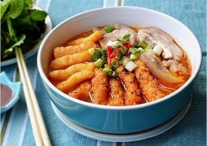  Bún suông (hay còn được gọi là bún đuông), không chỉ độc lạ ở cái tên mà còn hay ho ở phần nguyên liệu bên trong bát bún. Thành phần chính của bún suông chỉ gồm có bún, tôm và thịt ba chỉ, nhưng đặc biệt nhất chính là những con tôm được nặn thành miếng chả dài, tạo hình giống con đuông dừa. 