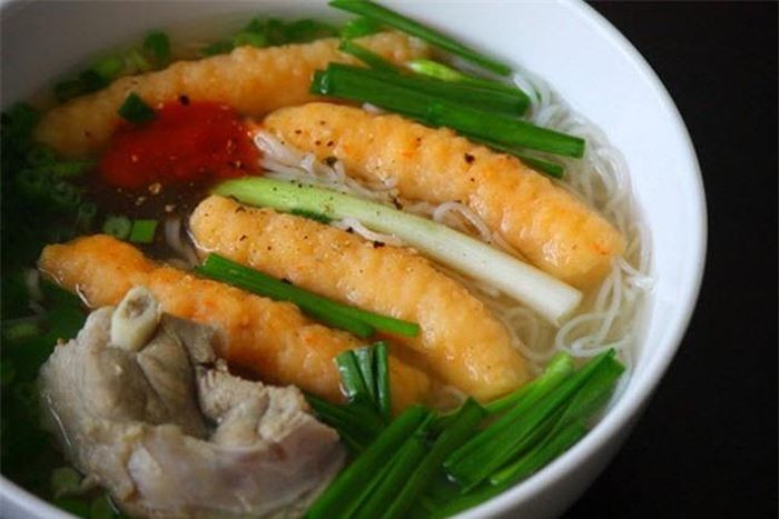  Điều làm nên hồn cốt của bát bún suông chính là thứ nước lèo mang đậm chất Trà Vinh. Phần nước này sẽ được ninh bởi xương lợn, khô mực, đầu tôm... trong nhiều giờ cho đủ độ béo ngọt. Ngoài ra còn có các loại gia vị như dầu hạt điều, muối, tiêu, mắm bò hóc... cùng ít me và tương hạt để tạo được vị ngọt thanh, thơm thoang thoảng hấp dẫn. 