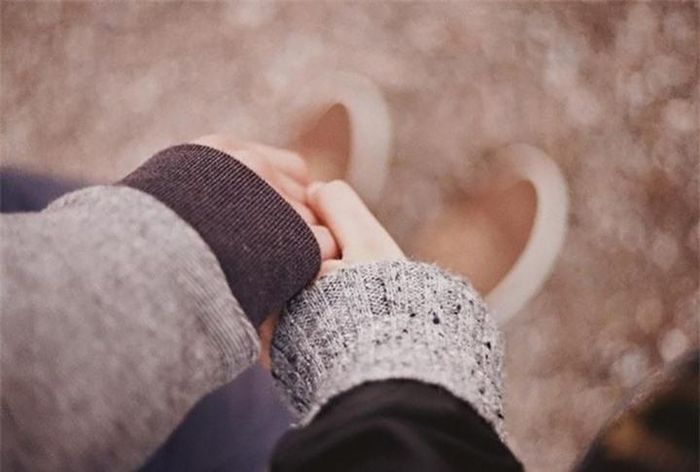 Nắm tay bạn gái mọi lúc mọi nơi. Các cô gái thường thích cảm giác được che chở, bảo vệ và ấm áp, vì vậy nếu nắm lấy tay nàng khi qua đường hay khi đi giữa đám đông, bạn sẽ ghi điểm thực sự. 