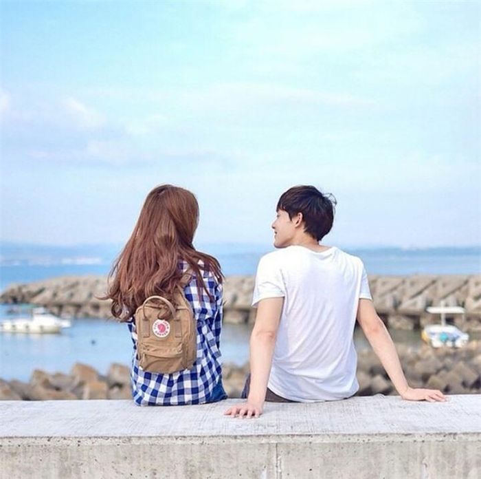 Lắng nghe cô ấy tâm sự. Không cần hỏi lý do, cũng không cần dỗ dành cô ấy mỗi khi buồn, con trai chỉ cần lặng lẽ ngồi bên, lắng nghe những gì cô ấy chia sẻ, nghe cô ấy khóc nức nở như một đứa con nít là đủ. Con gái không cần những lời quá sến súa, hay hoa mỹ, đôi khi chỉ đơn giản là một sự lắng nghe.