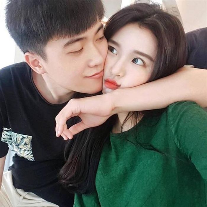 Chăm sóc nàng khi ốm.Khi ốm là lúc con gái cảm thấy yếu đuối và dễ mềm lòng nhất. Chỉ cần một bát cháo, một ly nước hay bóc thuốc sẵn để nàng uống cũng khiến các cô gái cảm thấy tình yêu là thứ tuyệt vời nhất trên đời.