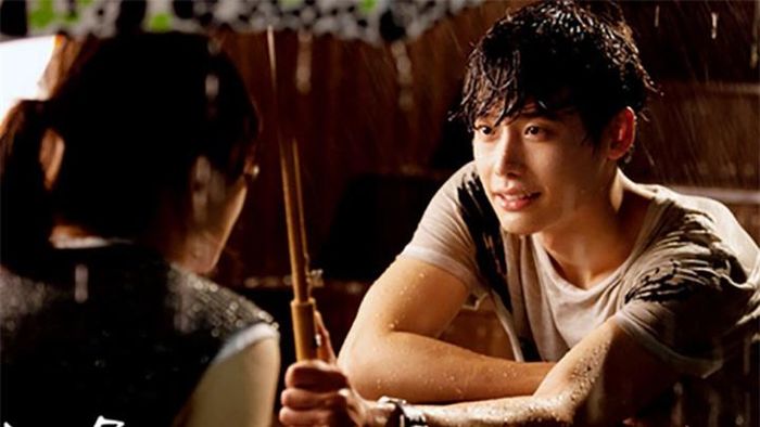 Gọi điện lúc nửa đêm nói "anh nhớ em":Có cô gái nào lại không xiêu lòng bởi những hành động ngọt ngào và lại đầy bất ngờ. Đó sẽ là câu nói khiến nàng trằn trọc mất ngủ nhất. Đôi khi ngủ say vẫn còn vương vấn nụ cười hạnh phúc.