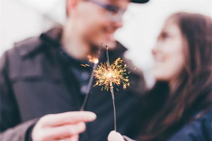 Con trai là một sinh vật có tính chiếm hữu rất mạnh, nếu người ta thích bạn, tất cả những nơi bạn xuất hiện, người đó sẽ để lại dấu vết "Cô gái này tôi đánh dấu rồi nhé!". Cứ bắt bạn phải đoán này đoán kia, vậy 8, 9 phần là không thích bạn.