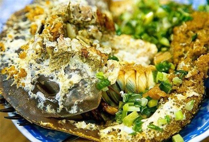  Sam biển Gò Công: Thiên nhiên ưu đãi ban cho vùng biển Gò Công, Tiền Giang nhiều thủy hải sản ngon như tôm, cá,... nhưng ngon nhất vẫn là sam biển. Nếu bạn có dịp về Tiền Giang chơi, đặc biệt trong dịp du lịch lễ 2 tháng 9 thì không nên từ chối món sam biển. Sam làm được rất nhiều món ngon như súp sam, sam xào miến, lẩu xam, tiết canh sam, gỏi sam,… 