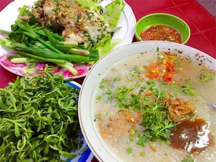  Cháo cá lóc rau đắng: Xuôi xuống Tiền Giang, thăm thú cảnh đẹp nơi đây và ghé vào một quán cháo cá lóc bất kì, du khách sẽ được húp trọn hương vị đồng ruộng sông nước trong một tô cháo. Một tô đầy ắp thịt cá lóc đồng chắc ngọt, cháo gạo rang thơm dẻo và rau đắng tươi xanh chắc chắn sẽ khiến bạn nhớ mãi không quên. 