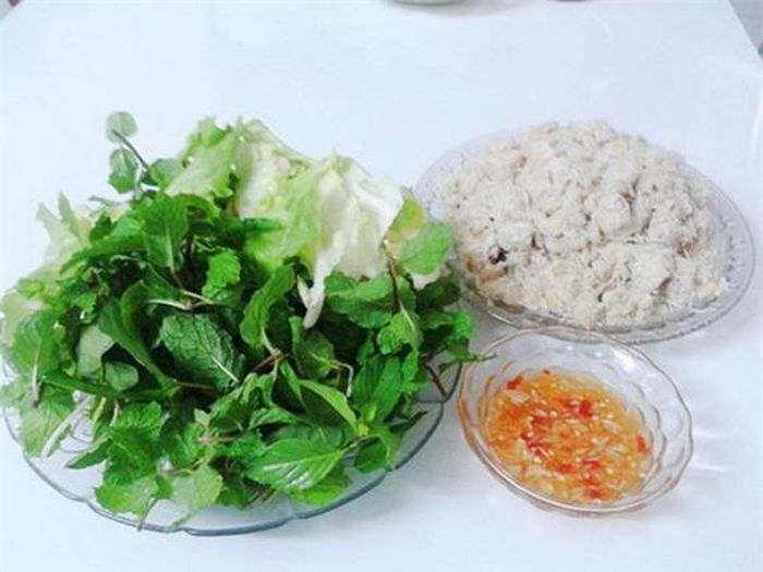 Chuối quết dừa: Chuối quết dừa là món ăn vặt ở Tiền Giang có vị khá lạ miệng. Mùi vị giản dị, ngọt ngào, thơm bùi, dùng với nước chấm chua ngọt pha từ nước mắm chanh, tỏi, ớt hiểm, nước cốt dừa. Món ăn vừa béo bùi vị dừa nạo, ăn kèm bánh tráng, các loại rau vườn và nước chấm tạo nên mùi vị là lạ, vừa mặn vừa ngọt vừa cay thơm. 