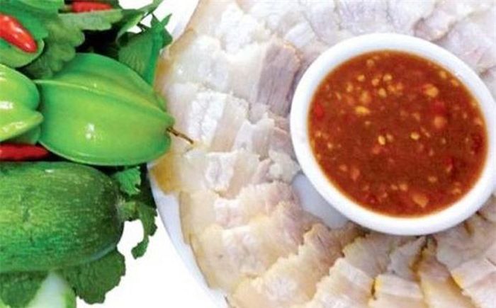  Mắm tôm Gò Công: Mắm tôm Gò Công trước đây từng là món tiến vua trong thời nhà Nguyễn, được làm từ 3 nguyên liệu chính là tôm đất tươi, tỏi và ớt. Mắm tôm Gò Công ngon nhất là ăn với bánh tráng, bún và thịt luộc. Ngoài ra, mắm tôm chà Gò Công được sử dụng như một món ăn chính trong bữa cơm, ăn với cơm dẻo hoặc dùng làm nước chấm. 