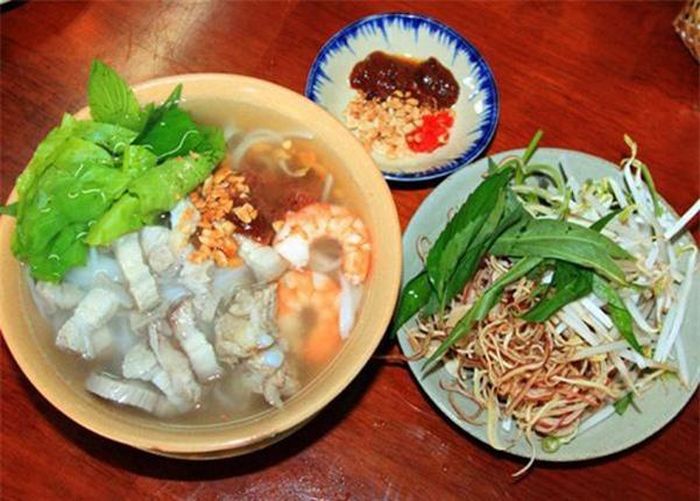  Bún gỏi già: Chỉ riêng cái tên món ăn này cũng đủ khiến bạn tò mò, bởi lẽ đã là món gỏi tươi nhưng lại còn "già". Món ăn làm từ tôm, me chua, tương xay, bún, tôm tươi, sườn non, thịt ba chỉ thái sợi, chan nước lèo và ăn cùng nhiều loại rau sống phong phú như húng, bắp chuối, hẹ, giá, rau muống chẻ. 