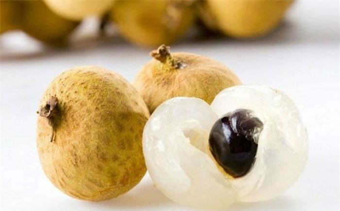  Nhãn Nhị Quý: Vào mùa nhãn, những cây nhãn xuê xuê, chi chít quả khiến cho du khách không khỏi thèm thuồng. Riêng xã Nhị Quý nổi tiếng với các loại nhãn chất lượng thơm ngon, hơn hẳn các vùng miền khác. Quả nhãn to, hột nhỏ, cơm dày, vỏ mỏng, vị ngọt thanh, dễ chịu. 