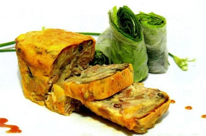  Chả nướng chợ Gạo: Đây là một trong các đặc sản đậm chất dân dã của Tiền Giang mà người đi xa luôn nhung nhớ. Món ăn được làm vào dịp giỗ chạp hay lễ tết với các nguyên liệu như thịt nạc vai, hành tím, tỏi, trứng vịt, bánh tráng, lá chuối, các loại rau ăn kèm... Thịt luộc chín thái mỏng, xào với hành tỏi cho thơm rồi trộn chung với trứng vịt, tỏi, tiêu, nước mắm, hạt nêm. 