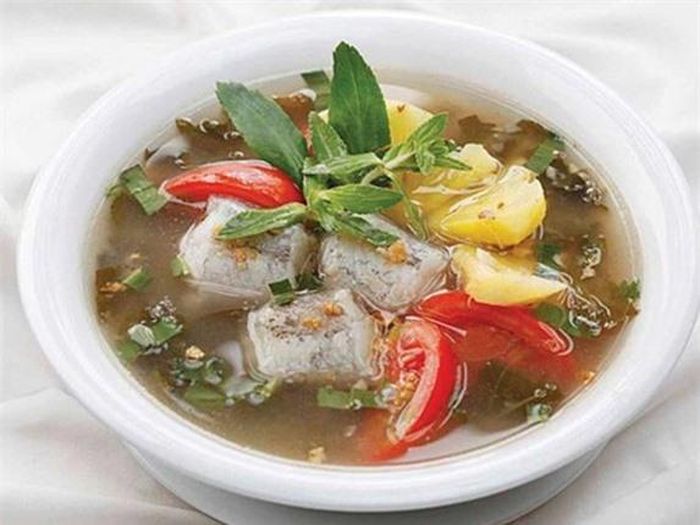  Cá biển nấu mẳn: Nấu mẳn là một cách chế biến khá thú vị của người miền Tây, là một món ăn lai giữa món canh và món kho. Cách chế biến đơn giản hơn khi cá không phải đánh vảy, chỉ cần rửa sạch, tẩm ướp gia vị muối ớt, hành, chanh giấm, sau đó nấu lên. Món ăn này còn thành công nhờ các loại rau ăn kèm như chuối non, bắp chuối, giá sống, húng, quế, dứa, cà chua... Ảnh: Internet.