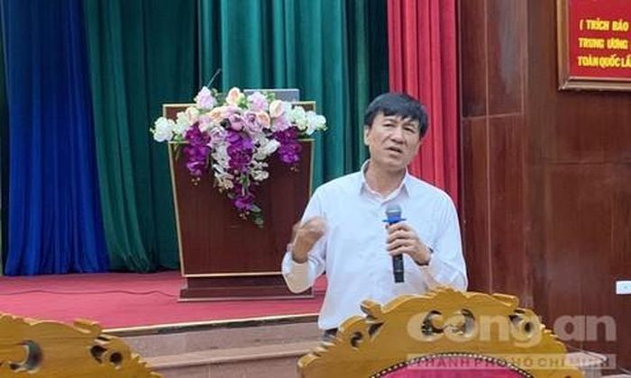 Ông Lê Đình Quảng – Phó Trưởng Ban Quan hệ Lao động – Tổng Liên đoàn lao động Việt Nam chia sẻ kiến thức, kỹ năng đến cán bộ công đoàn.