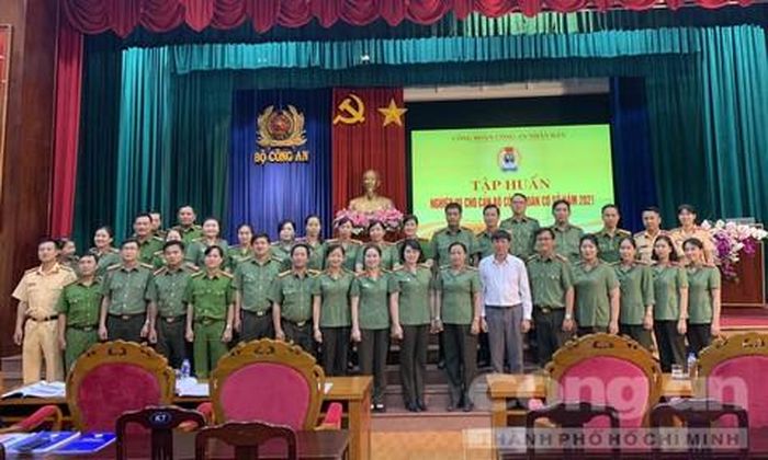 Cán bộ chủ chốt tại công đoàn cơ sở phía Nam chụp ảnh cùng lãnh đạo Công đoàn CAND.