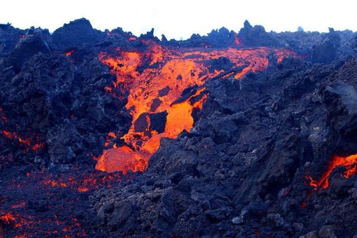  Iceland có khoảng 130 núi lửa và 30 trong số đó đang hoạt động. Lần gần đây nhất Iceland ghi nhận hiện tượng phun trào vào ngày 19/3. Đó là vụ phun trào của ngọn núi lửa Fagradalsfjall với hoạt động mãnh liệt đến mức có thể nhìn thấy phát sáng từ không gian. 