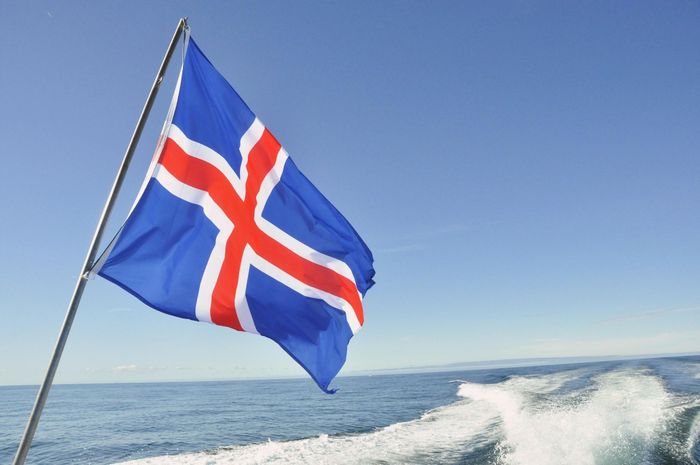  Màu sắc quốc kỳ của Iceland tượng trưng cho 3 yếu tố cảnh quan đất nước. Màu đỏ là lửa do núi lửa tạo ra, trắng tượng trưng cho băng và tuyết, còn màu xanh là các ngọn núi của đảo quốc khi nhìn từ bờ biển. Phiên bản này của lá cờ được thông qua vào năm 1918 khi Iceland giành độc lập từ Đan Mạch. 