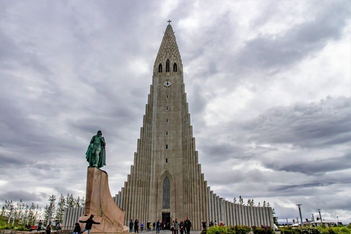  Reykjavik của Iceland là thủ đô của một quốc gia có chủ quyền với vĩ độ cao nhất thế giới, 64°08'. Reykjavik cũng là thành phố lớn nhất đất nước, trung tâm của các hoạt động chính trị, kinh tế, với dân số hơn 117.000. 
