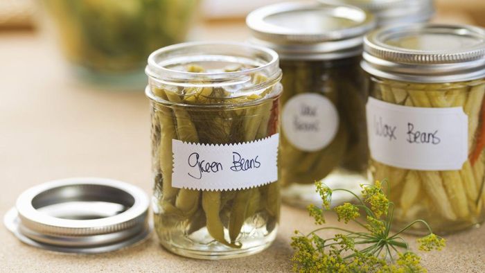  Bảo quản thực phẩm trong chai, lọ kín không đúng cách là nguyên nhân phổ biến gây ngộ độc botulinum. Ảnh: CNN. 