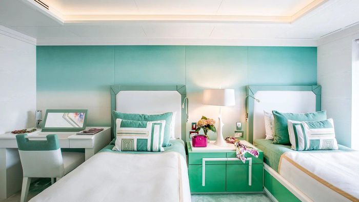  Để phù hợp với chủ thuyền, màu đỏ, trắng và xanh lam là những màu sắc được lựa chọn cho tổng thể. Có tất cả 6 cabin cho du khách, mỗi cabin được trang trí bằng một màu riêng biệt, từ đỏ tươi đến cam và xanh lam. Madsummer sở hữu một hồ bơi dài 12 m nằm ở vị trí phía sau boong chính với các tấm che nắng lớn. 