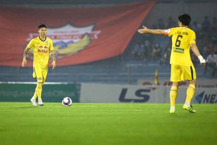  Kim Dong-su (trái) chơi nổi bật ở HAGL từ đầu mùa. Ảnh: Minh Chiến. 