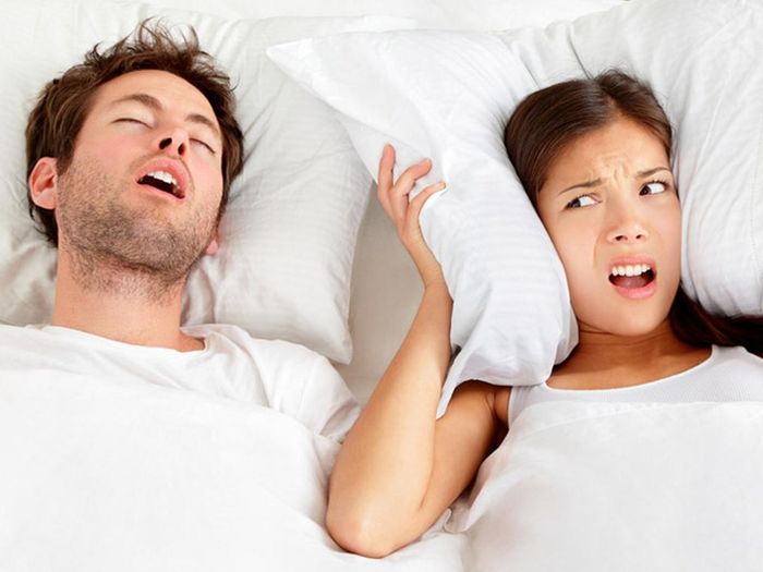 Ngủ ngáy có thể ảnh hưởng đến người nằm bên cạnh. Ảnh: Healthline.