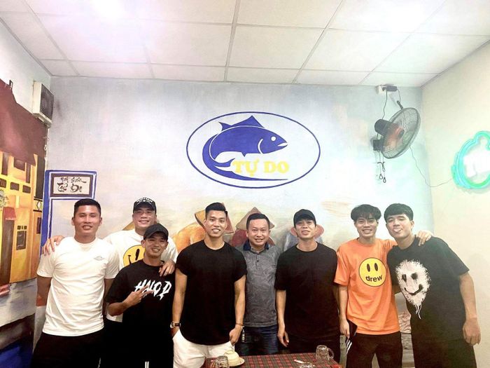 Cầu thủ HAGL và SHB Đà Nẵng sau trận đấu. Ảnh: TH