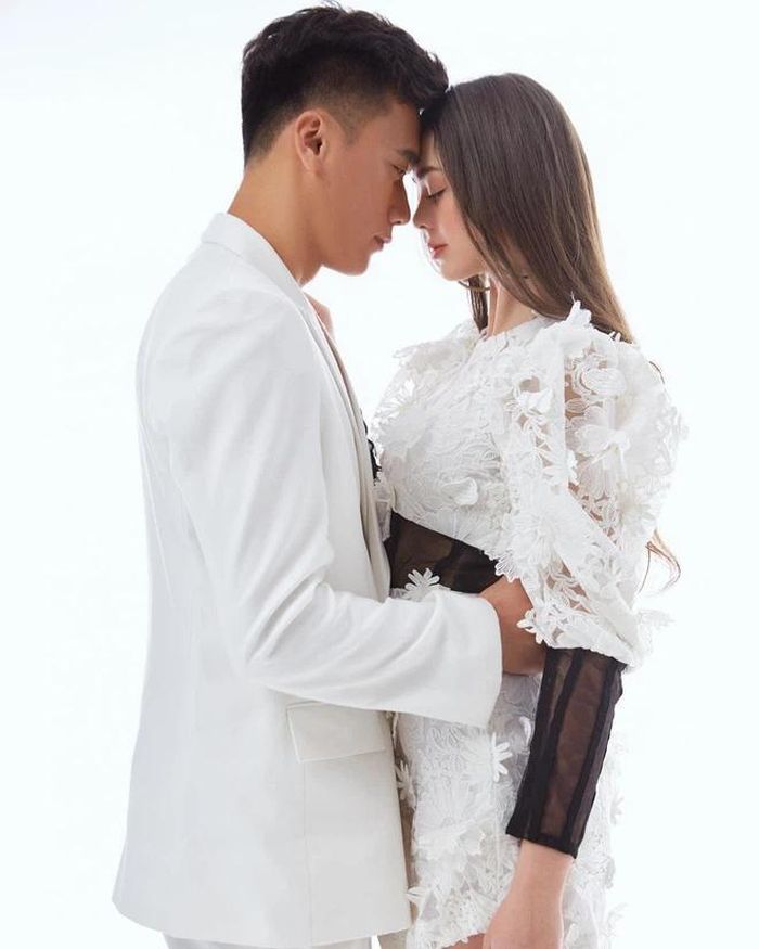 Đặc biệt hơn, Dianka cũng nói về mẫu bạn trai lý tưởng. Cụ thể, nàng người mẫu Tây chia sẻ: "Mẫu đàn ông lý tưởng của mình hội tụ đủ các phẩm chất như hài hước (quan trọng nhất nè), đáng tin cậy và tự tin, đương nhiên là cần chung thủy nữa. Còn ngoại hình thì mình chỉ cần người ấy cao ráo một chút, yêu thể thao, yêu mình và cuộc sống".