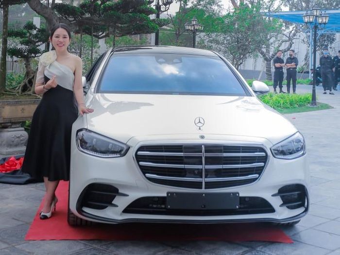 Giá trị ước tính cặp đôi Mercedes này có giá lên tới gần 30 tỷ đồng. Ảnh: Thethao247.