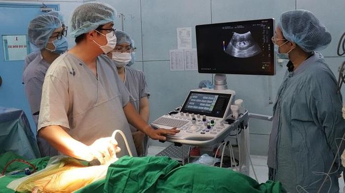 Ê kíp các bác sĩ đang thực hiện cơ ghép thận cho bệnh nhi (Ảnh: BVCC)