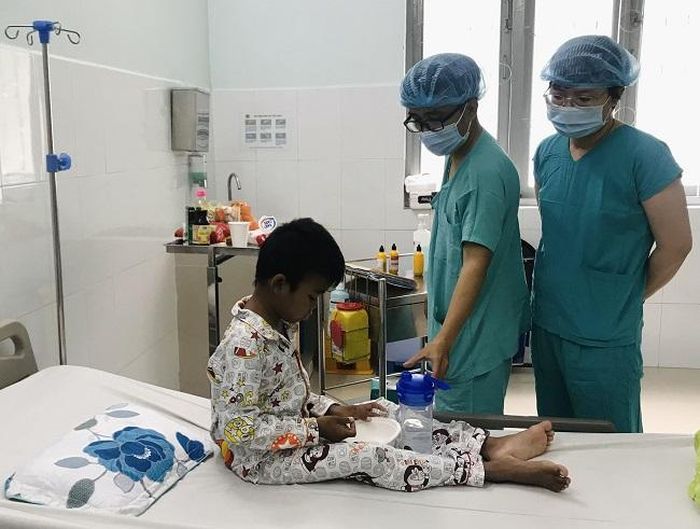 2 tuần sau mổ, sức khỏe bệnh nhi và người cha đã phục hồi (Ảnh: BVCC)