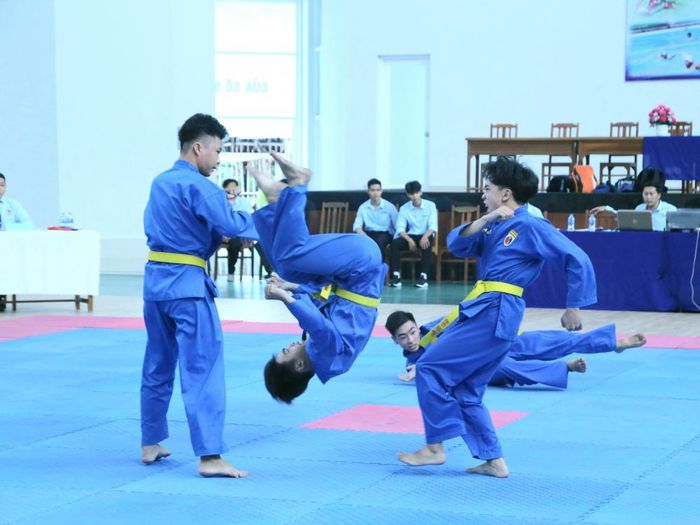 Các vận động viên tham gia thi đấu môn Vovinam.